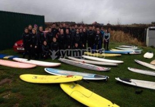  Il surf è una grande attività di gruppo 